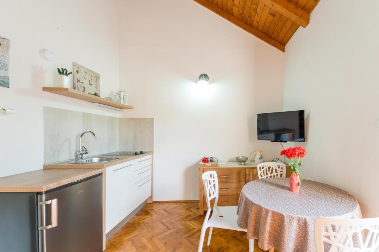 Apartmani Bugenvilija Brbinj Eksteriør bilde
