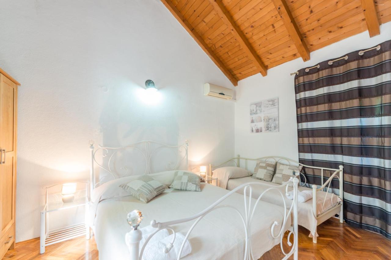 Apartmani Bugenvilija Brbinj Eksteriør bilde