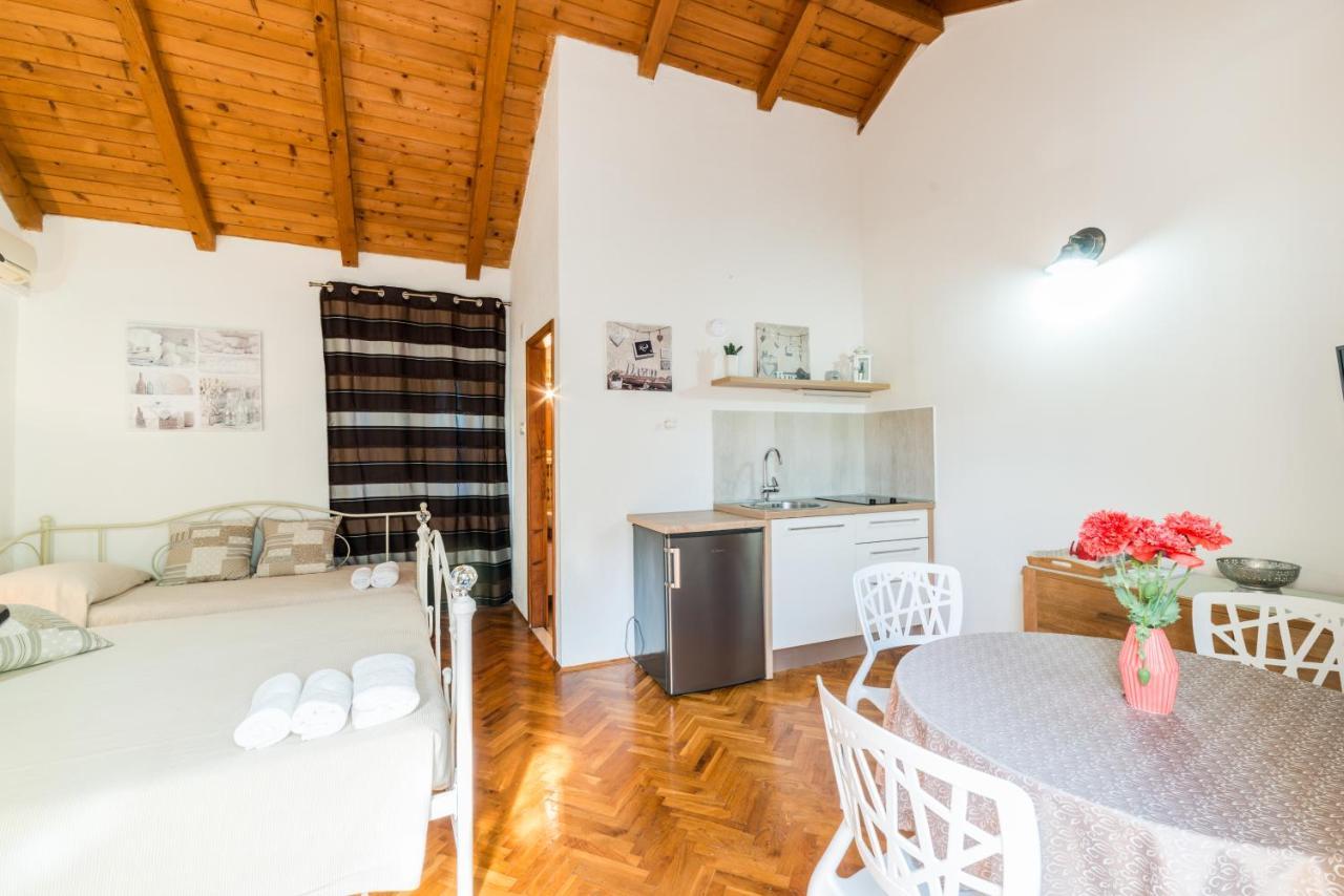 Apartmani Bugenvilija Brbinj Eksteriør bilde
