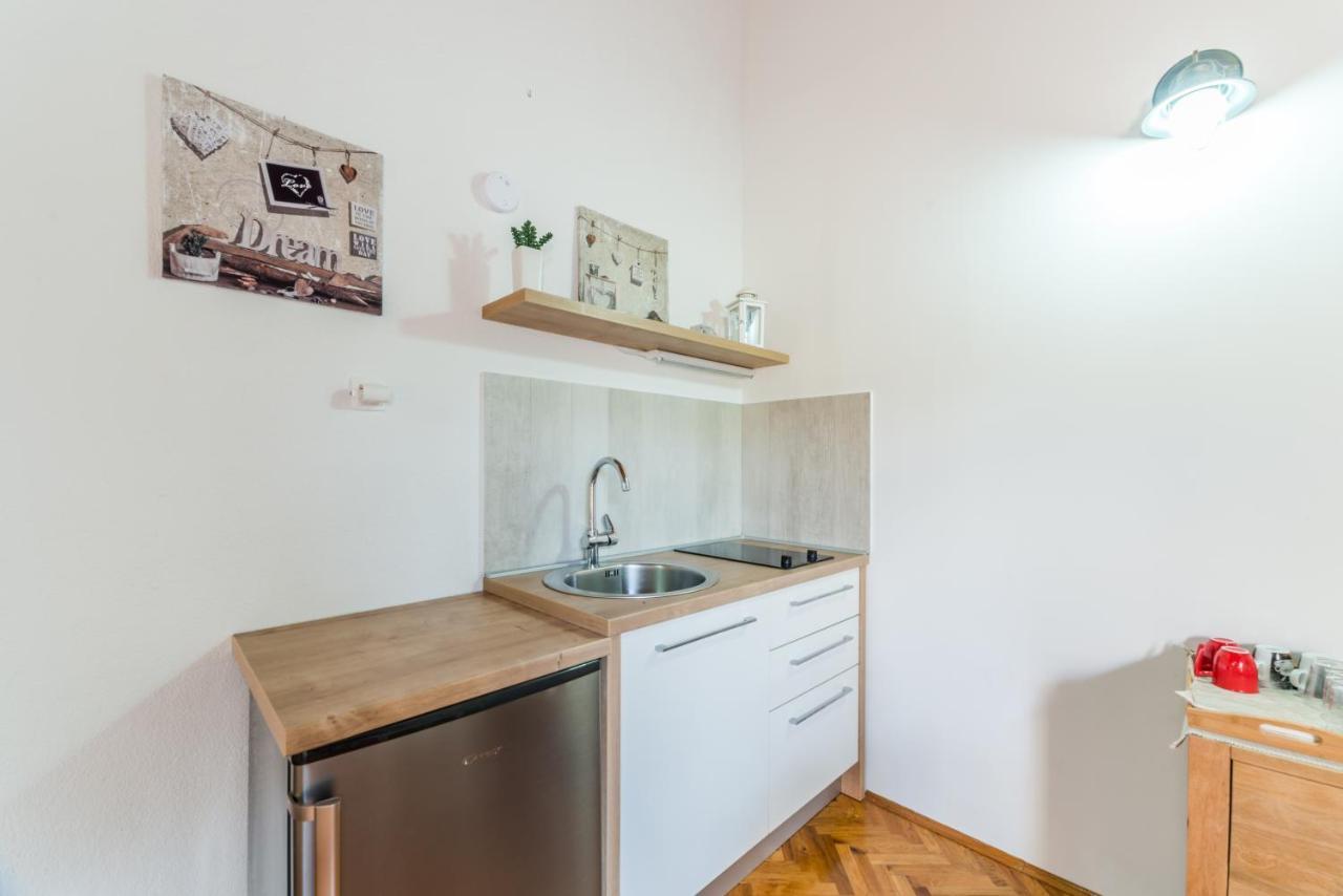 Apartmani Bugenvilija Brbinj Eksteriør bilde